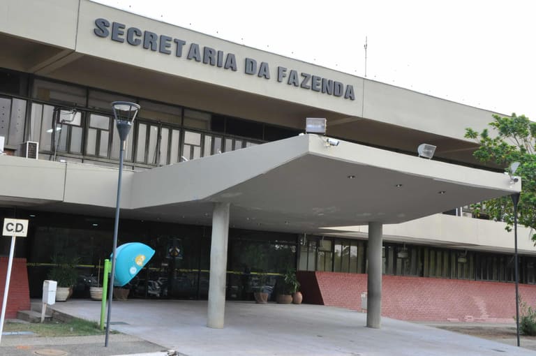 Fachada principal do prédio da Secretaria da Fazenda com área coberta e letreiro em destaque.