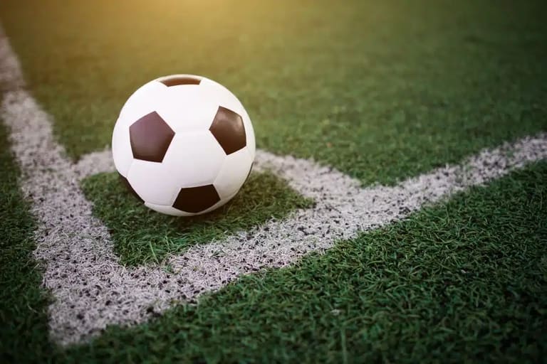 Bola de futebol no gramado representando a Copa do Mundo 2026 e o cronograma oficial do torneio