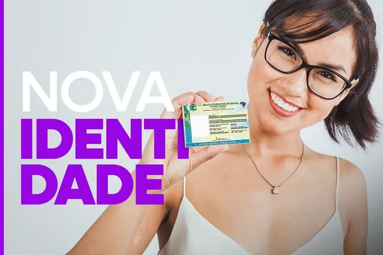 Uma mulher sorridente segurando a nova Carteira de Identidade brasileira, com um fundo claro e o texto 'Nova Identidade' em destaque, representando a emissão gratuita do documento.