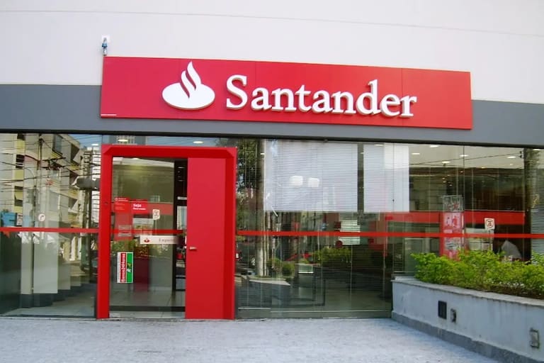 Agência do banco Santander com fachada vermelha destacando anúncio de mais de 300 vagas de emprego no setor bancário.