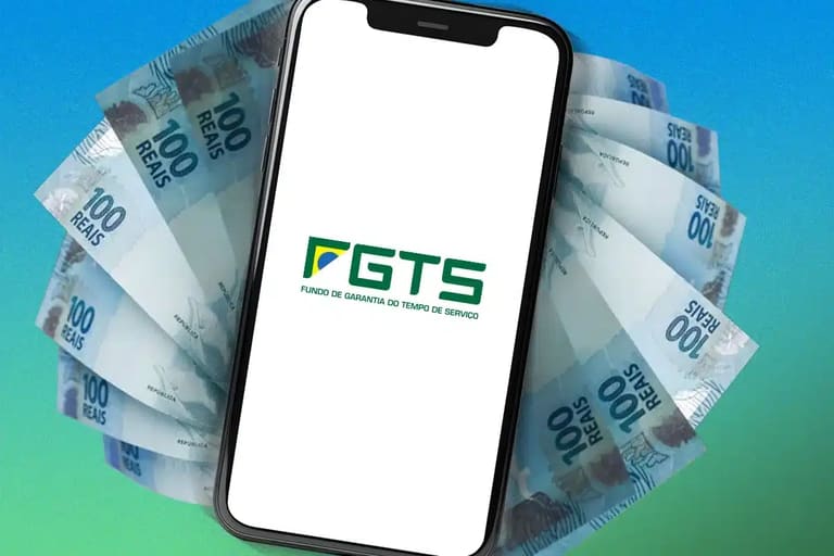 Celular com logo do FGTS e cédulas de 100 reais ao fundo, referente ao saque de até R$ 6,2 mil do FGTS.