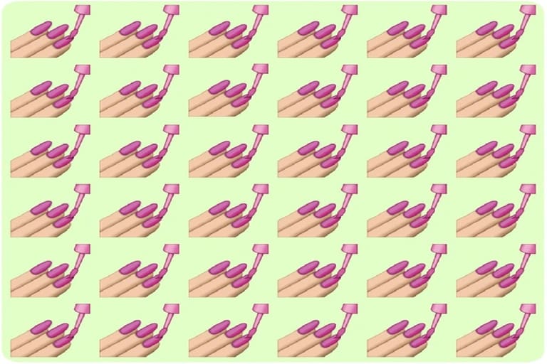 Diversas mãos com unhas pintadas de rosa e pincéis de esmalte formando padrão repetitivo