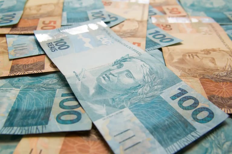 Cédulas de R$100 e R$50 do Brasil, representando o pagamento do 13º salário do INSS para aposentados e pensionistas.