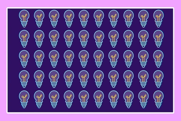 Desafio visual com lâmpadas desenhadas lado a lado, sendo uma diferente, em fundo roxo e borda rosa