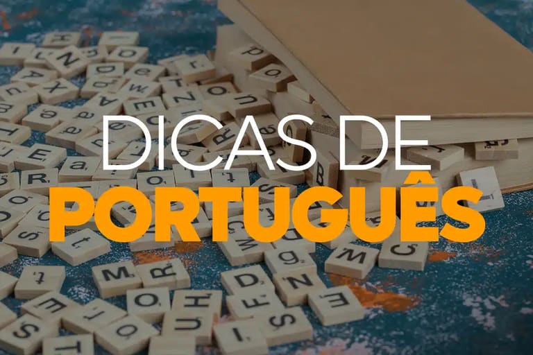 Letras de madeira espalhadas sobre mesa azul com livros e legenda destacando dicas de português.