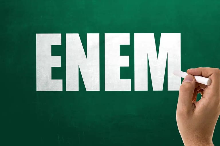 Imagem ilustrativa com a palavra Enem escrita em letras grandes no quadro, destacando a importância do exame para os estudantes.