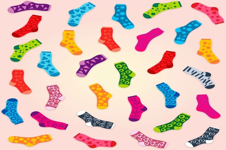 Teste de atenção com diversas meias coloridas e estampadas espalhadas em círculo sobre fundo degradê claro