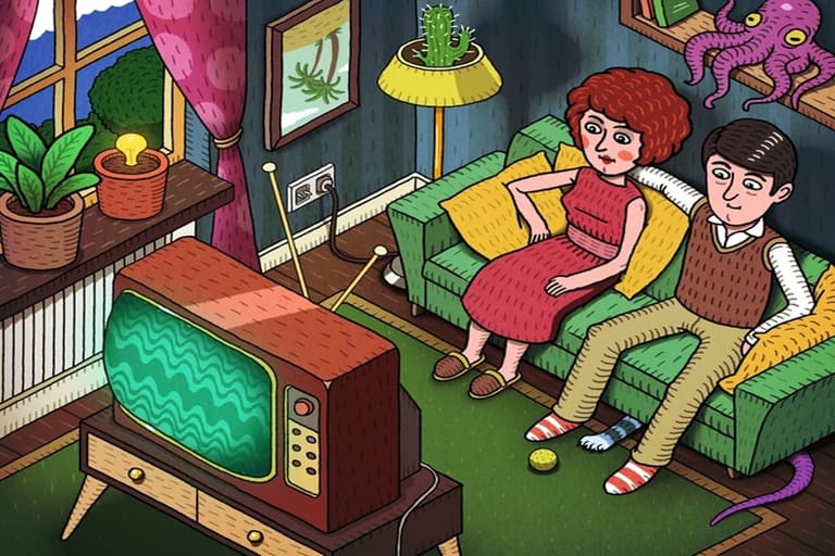 Casal sentado no sofá assistindo televisão com objetos estranhos e detalhes inesperados ao redor