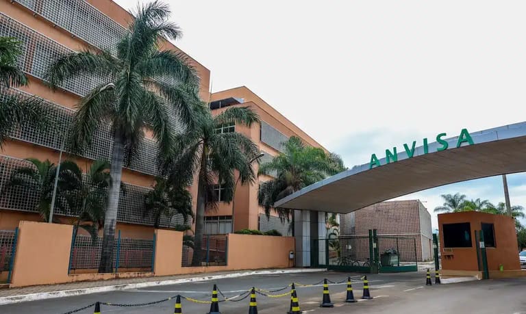 Prédio da Anvisa em Brasília usado como alerta sobre golpes com remédios falsos para emagrecimento vendidos indevidamente em nome da agência.