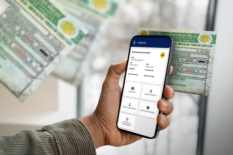 Mão de uma pessoa segurando um smartphone que exibe o aplicativo oficial da Carteira Digital de Trânsito com os dados do condutor. Ao fundo, versões desfocadas da CNH impressa em papel verde tradicional flutuam para simbolizar a transição para o digital.