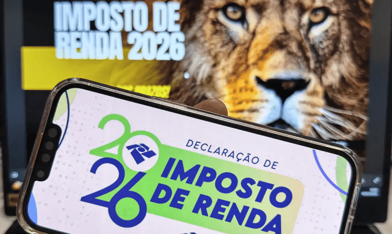Celular com a tela do aplicativo da declaração do Imposto de Renda 2026 da Receita Federal