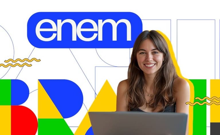 Estudante sorrindo com notebook ao lado do logo oficial do Enem