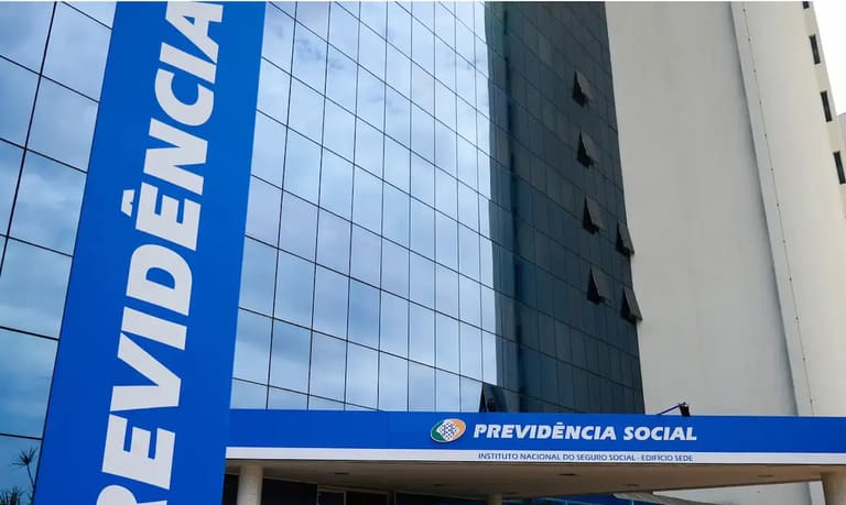 Prédio do INSS com fachada espelhada e destaque para o logotipo da Previdência Social.