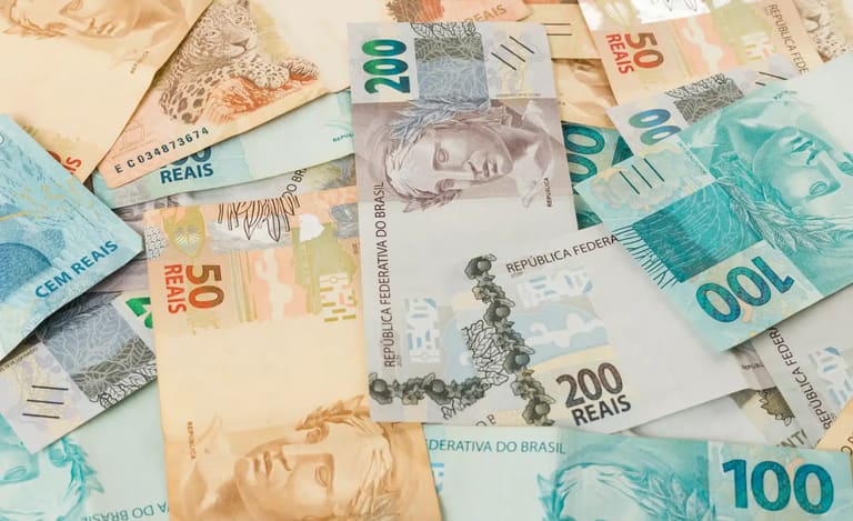Notas de dinheiro em real, representando investimento do Governo Federal.