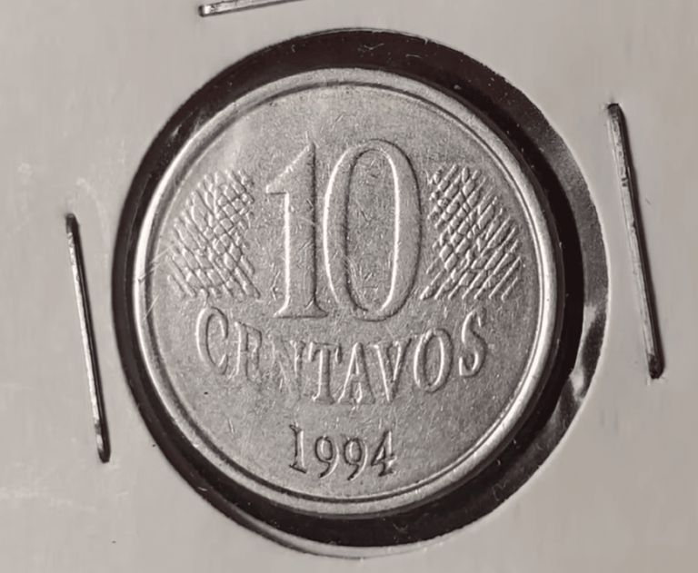Moeda de 10 centavos de 1994, feita de aço inoxidável, destacando o ano de emissão e o valor de face em um fundo claro.