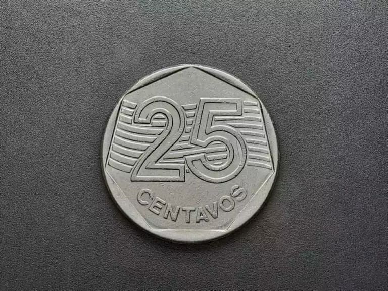 Reverso da moeda de 25 centavos de 1995, em aço inoxidável, destacando o numeral 25 centralizado sobre fundo de linhas diagonais.