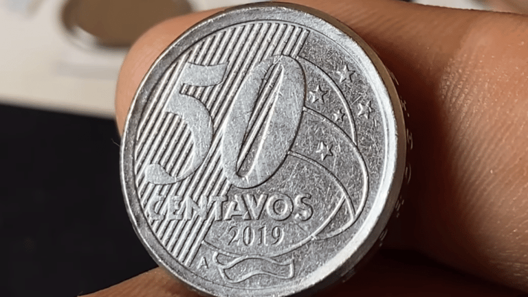 Reverso de uma moeda de 50 centavos de 2019, destacando a pequena letra "A" gravada abaixo do ano de cunhagem.