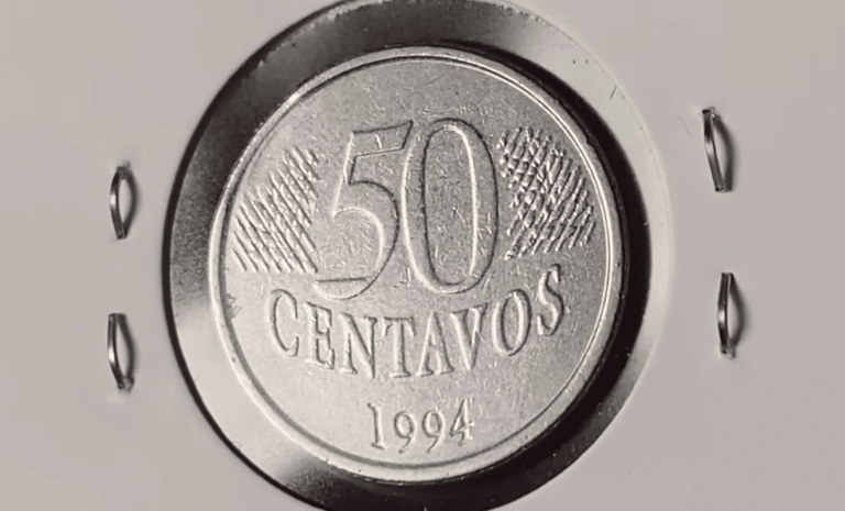 Reverso de uma moeda brasileira de 50 centavos de 1994, prateada, com a data centralizada e o valor "50 CENTAVOS" acima, em close-up.