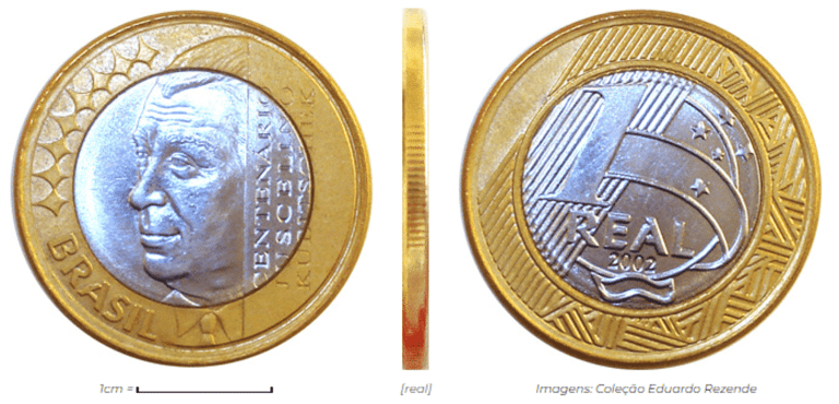 Três visualizações de uma moeda de 1 real de 2002 comemorativa do centenário de Juscelino Kubitschek: o anverso com a face de JK, o bordo serrilhado e o reverso com o valor de face.