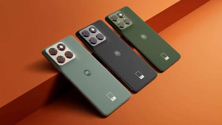 Três unidades do Motorola Edge 70 exibindo a traseira com conjunto triplo de câmeras e acabamento premium em diferentes cores.