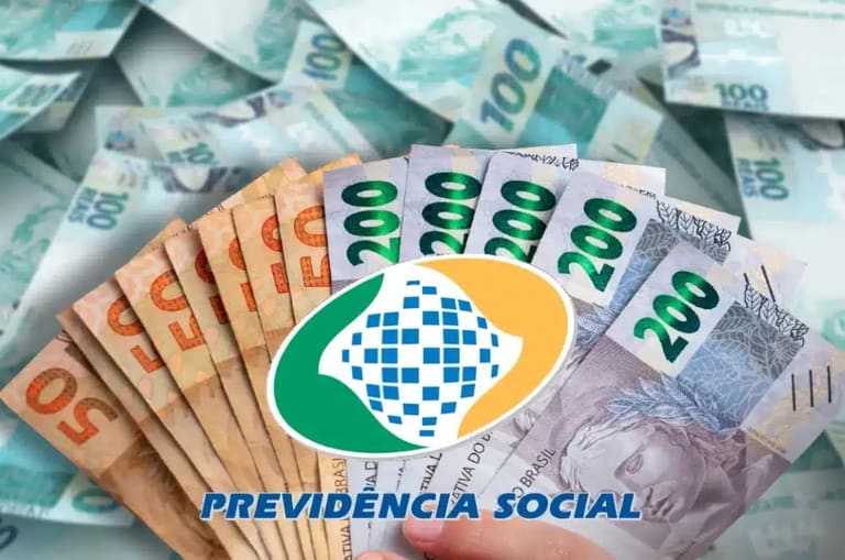 Notas de real brasileiras espalhadas com destaque para valores do INSS e símbolo da Previdência Social sobre benefícios pagos de R$ 10.594,44