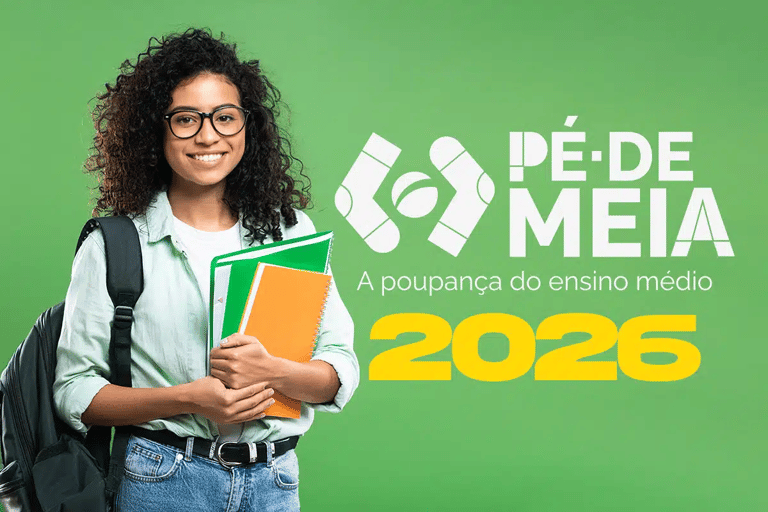 Estudante sorridente com mochila e cadernos à frente do logotipo do programa Pé-de-Meia 2026 sobre fundo verde.