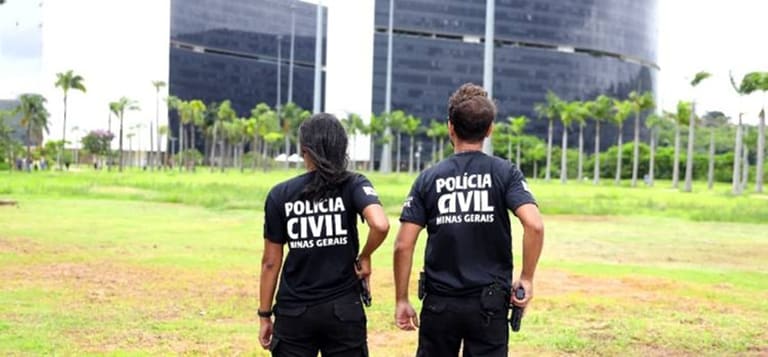 Dois policiais de costas lado a lado com o texto informativo sobre polícia civil.