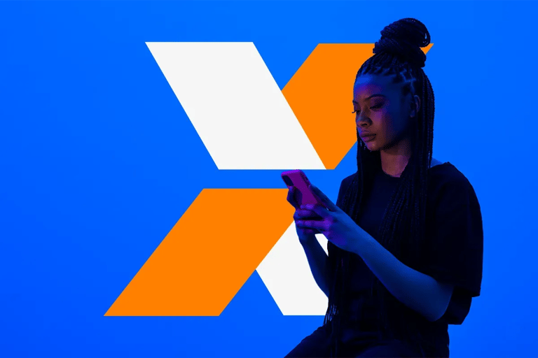 Mulher utilizando aplicativo da Caixa no celular para solicitar R$ 6.220 pelo aplicativo
