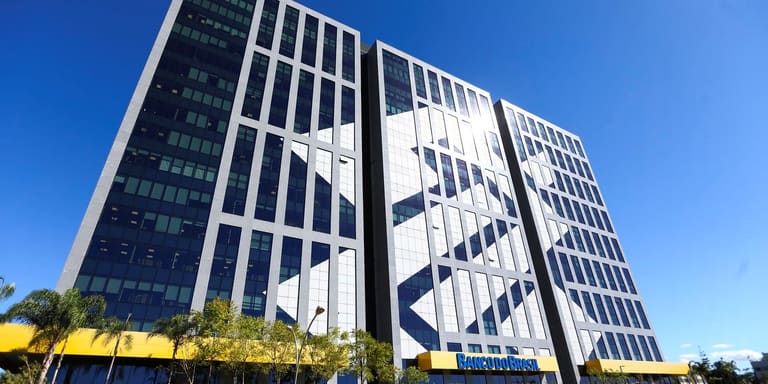 Fachada do Banco do Brasil com logo visível, simbolizando o compromisso com a renegociação de dívidas.