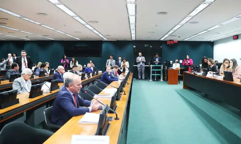 Sessão da Comissão de Constituição e Justiça da Câmara durante análise de proposta sobre mudanças na jornada de trabalho no Brasil.