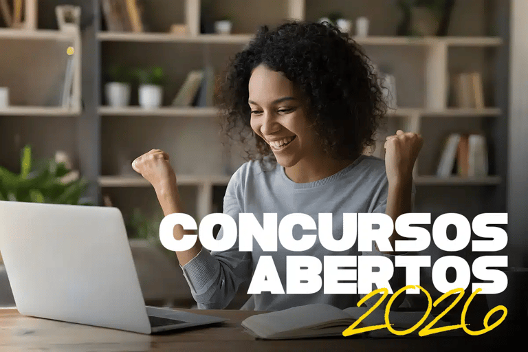 Mulher comemorando aprovação ou inscrição em concursos públicos abertos em 2026 pelo computador.