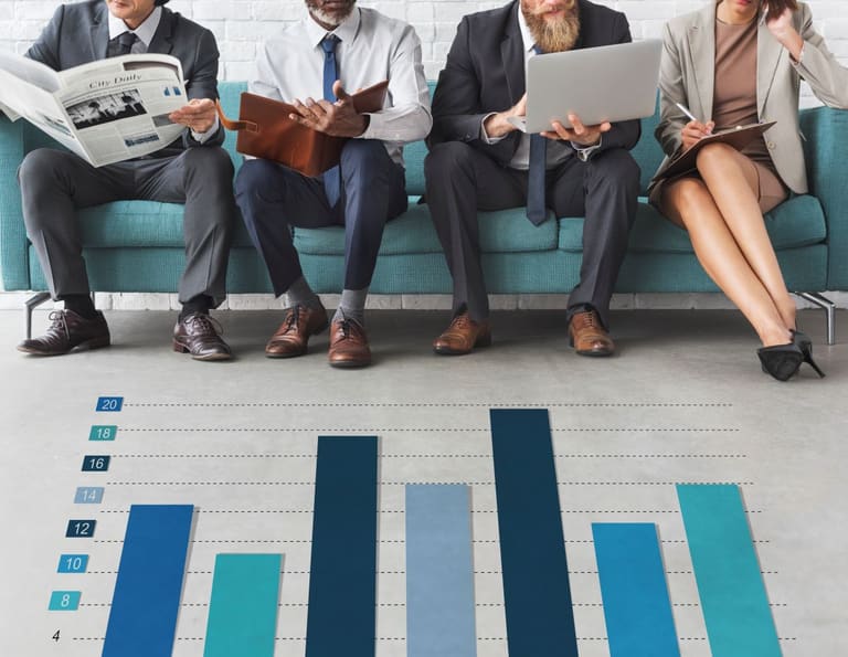 Profissionais em ambiente corporativo com gráfico ilustrando debate sobre escalas de trabalho e possível fim da jornada 6x1 no Brasil.