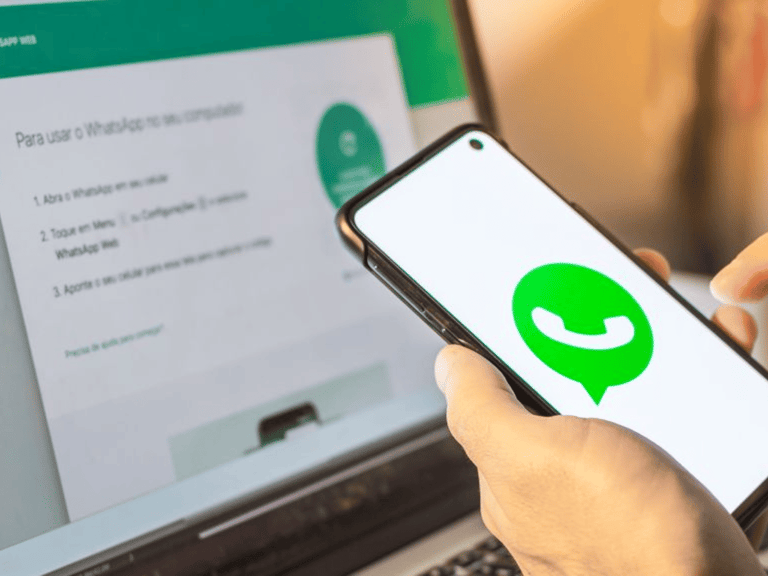 Usuário acessando o WhatsApp Web pelo celular enquanto conecta ao computador, representando novas opções de personalização.