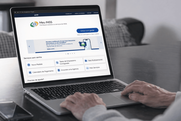 Como acessar o Meu INSS com Procuração Eletrônica - pessoa idosa usando notebook com portal Meu INSS aberto na tela