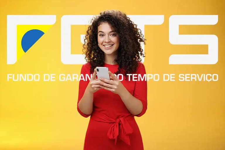 Mulher sorrindo com celular na mão — saque do FGTS em abril de 2026