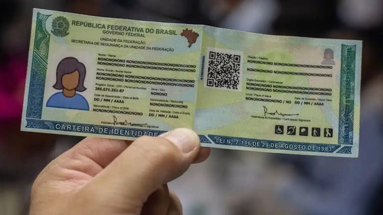Carteira de identidade brasileira sendo segurada, representando a exigência de biometria para benefícios do INSS a partir de 2027.