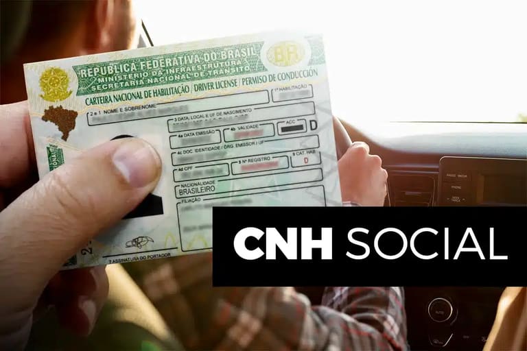 Homem segurando a CNH Social, com detalhes do documento e foco no programa de habilitação gratuita no Brasil.