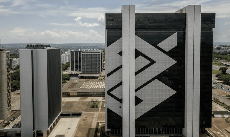 Vista aérea do edifício-sede do Banco do Brasil em Brasília, com o logotipo da instituição em destaque na fachada.
