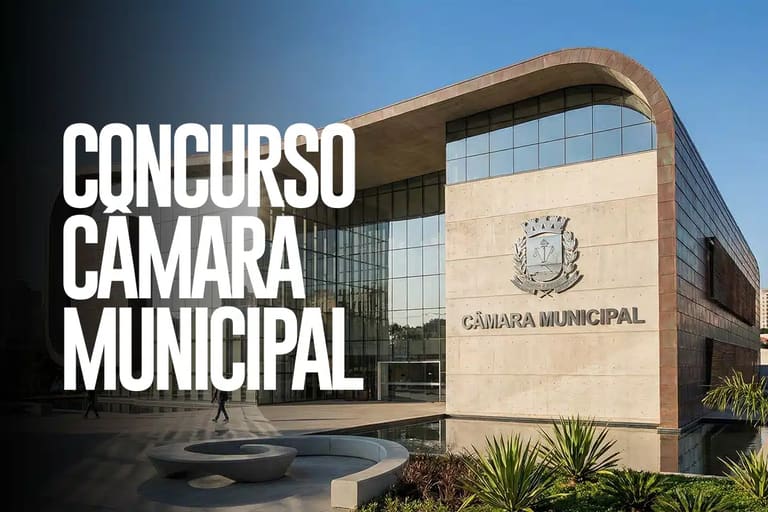Prédio de Câmara Municipal moderno com fachada de vidro, brasão metálico, espelho d'água frontal e céu azul