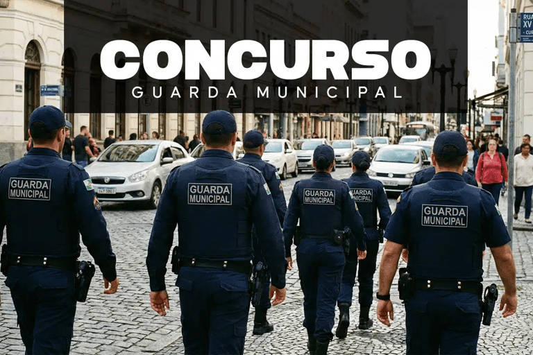 Grupo de guardas municipais em patrulhamento em via urbana com texto Concurso Guarda Municipal sobre vagas em Ipu CE