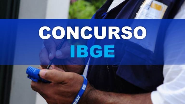 Mãos de agente do IBGE segurando caneta azul, com crachá e cordão institucional do instituto