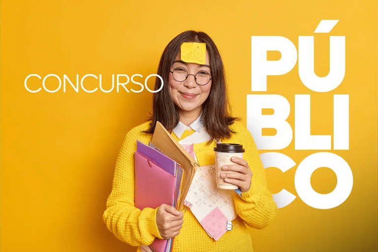 Jovem estudante com materiais de estudo representando concurso público com vagas para professores e auxiliares.