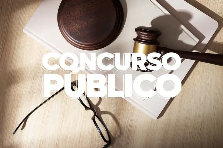 Martelo de juiz, livros e óculos sobre mesa com texto "Concurso Público representando Concurso PGE-AL 2026
