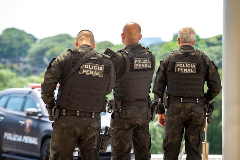 Inscrições concurso Polícia Penal SP 2026 - três policiais penais de costas com coletes táticos e inscrição Polícia Penal