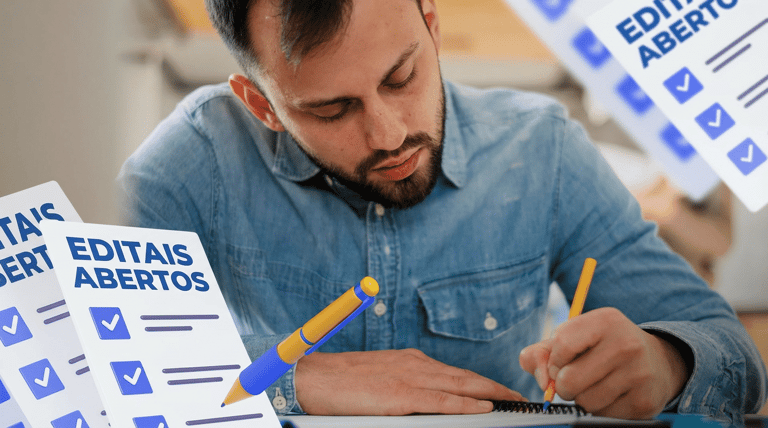 Homem barbudo de camisa jeans escreve em caderno com caneta amarela, cercado por checklists de editais abertos
