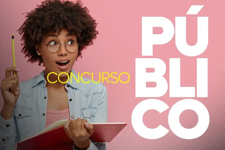 Mulher segurando caderno e lápis com expressão de surpresa ao lado da palavra concurso público.