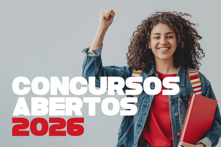 Jovem sorridente com cabelos cacheados, jaqueta jeans e mochila colorida segura um livro vermelho e ergue o punho em sinal de conquista, com a frase "Concursos Abertos 2026" em destaque, representando as oportunidades abertas nas prefeituras de Campos Novos Paulista, Bilac, Analândia e Alvinlândia