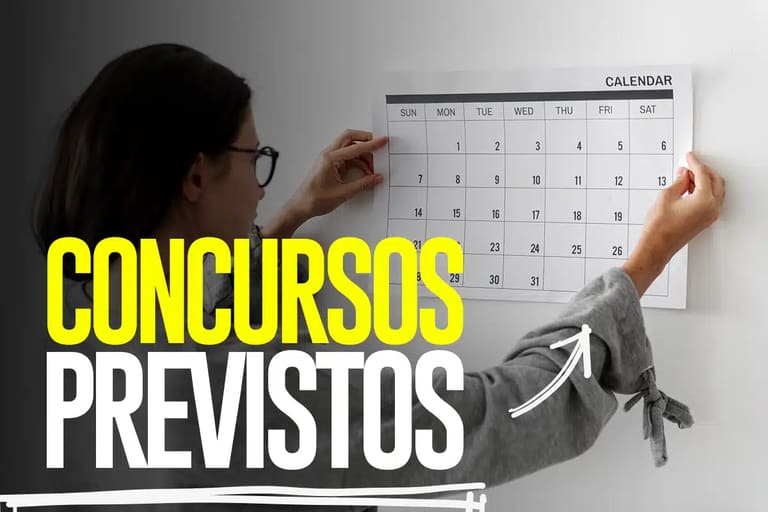 Mulher de óculos apontando para calendário na parede com texto Concursos Previstos em amarelo e branco