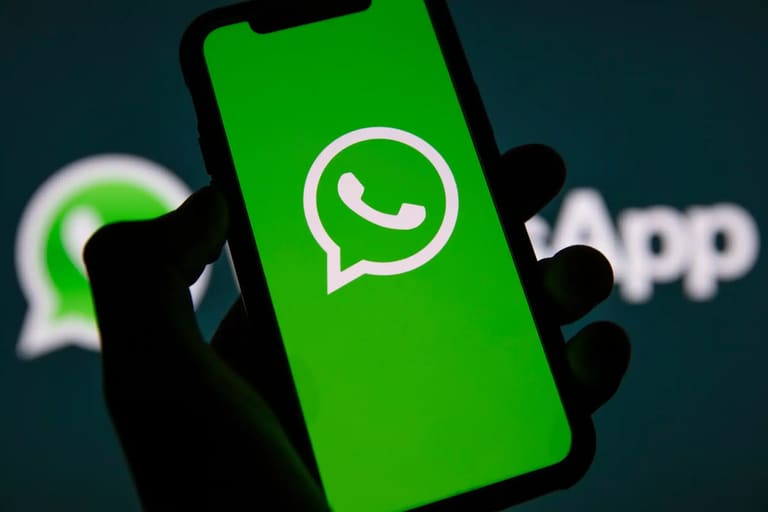 Tela de celular mostrando o logo do WhatsApp em fundo verde, representando o lançamento de nova função para afastar usuários de contas comerciais.