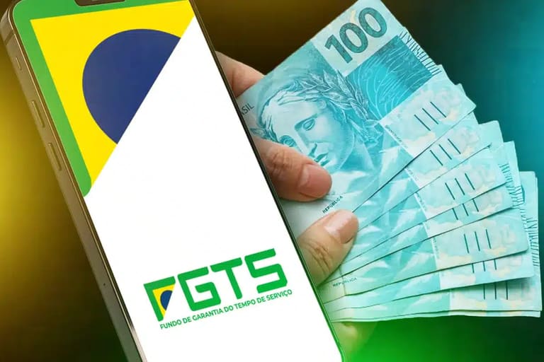 Smartphone exibindo o logo do Fundo de Garantia e uma mão segurando cédulas de 100 reais, em referência ao fim da possibilidade de utilização do FGTS para quitação de dívidas